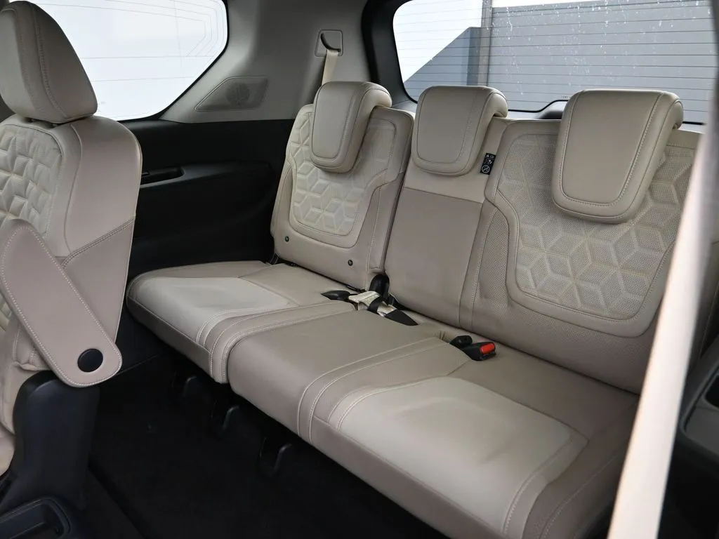 2025 Nissan Armada Platinum - Photo 22