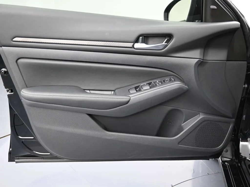 2025 Nissan Altima SV - Photo 10