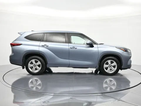 More photos of 2023 Toyota Highlander LE at Beck Nissan, FL