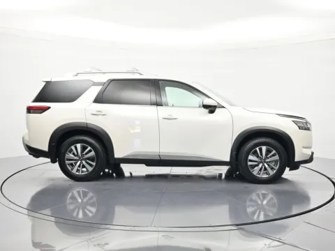 More photos of 2022 Nissan Pathfinder SL at Beck Nissan, FL