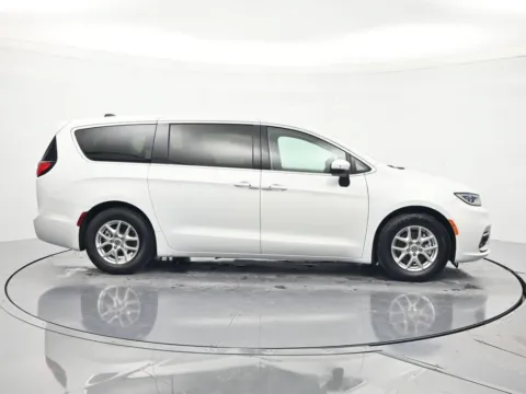More photos of 2023 Chrysler Pacifica Touring L at Beck Nissan, FL
