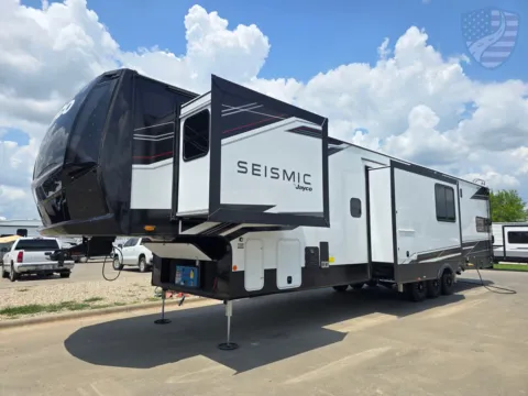 More photos of 2027 Jayco Siesmic 395 at Liberty Trail RV - Sulphur Springs, TX