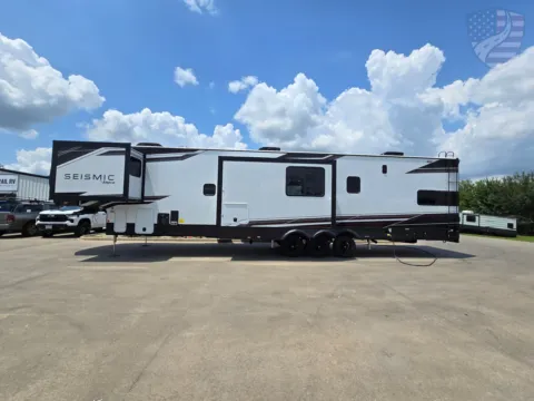 More photos of 2027 Jayco Siesmic 395 at Liberty Trail RV - Sulphur Springs, TX