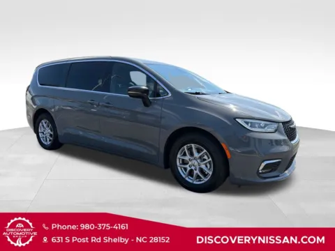 More photos of 2025 Chrysler Pacifica Select at Discovery Nissan, NC