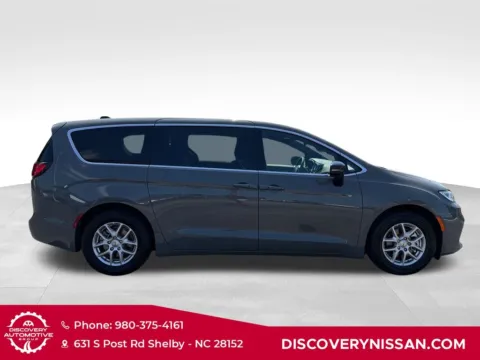 More photos of 2025 Chrysler Pacifica Select at Discovery Nissan, NC