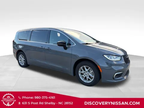 More photos of 2025 Chrysler Pacifica Select at Discovery Nissan, NC