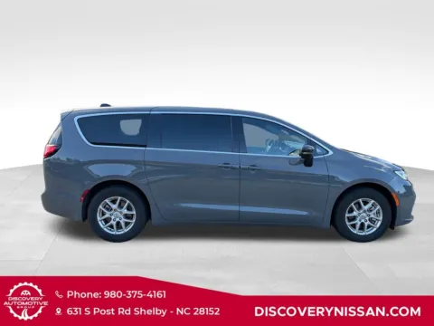 More photos of 2025 Chrysler Pacifica Select at Discovery Nissan, NC