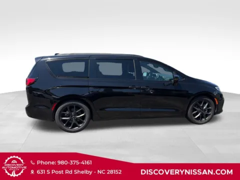 More photos of 2025 Chrysler Pacifica Limited at Discovery Nissan, NC
