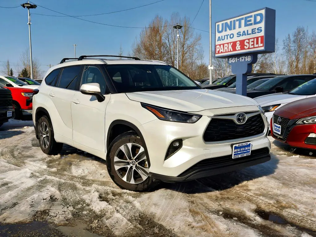 White 2023 Toyota Highlander XLE Sport Utility 4D for sale in Anchorage, AK