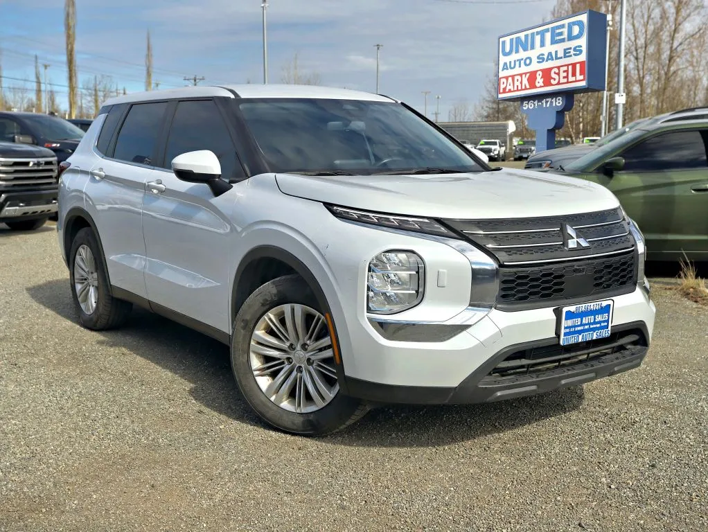 2024 Mitsubishi Outlander ES S-AWC's photo