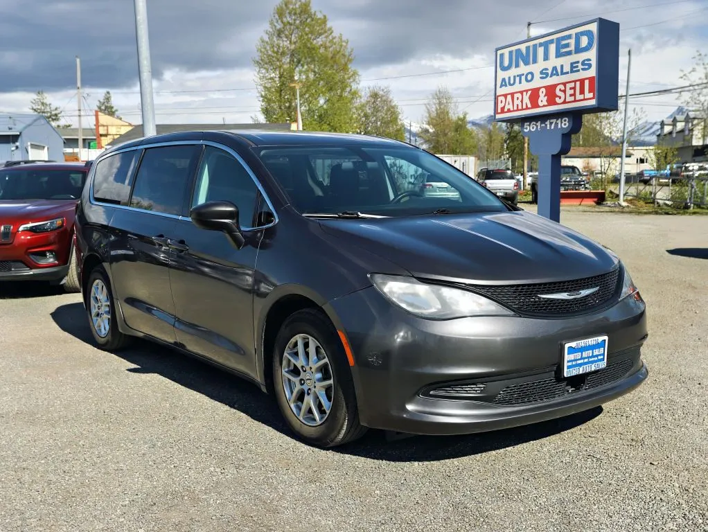 2022 Chrysler Voyager LX's photo