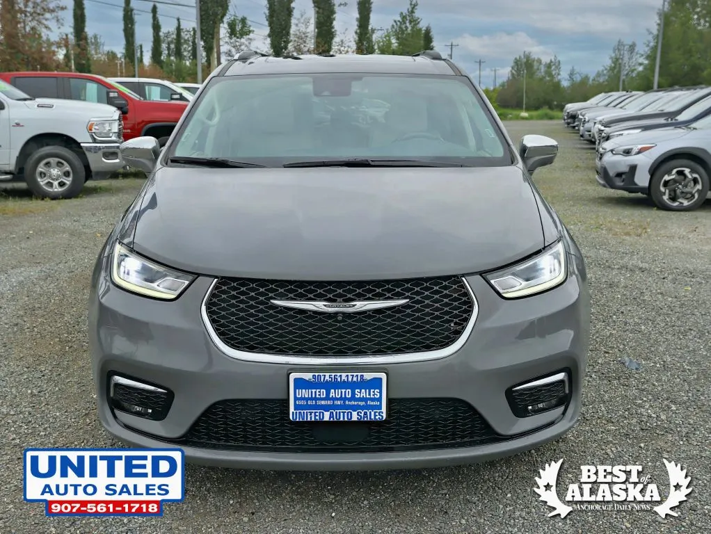 Chrysler Pacifica photo 2