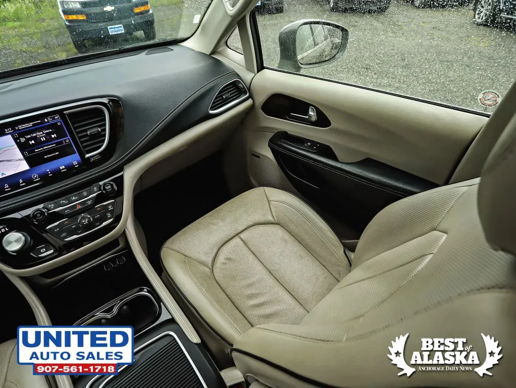 Chrysler Pacifica photo 16