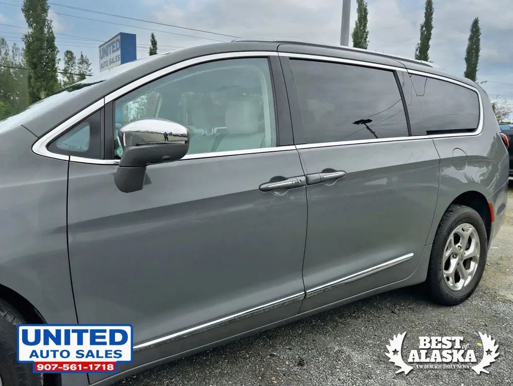 Chrysler Pacifica photo 26