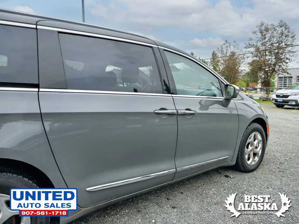 Chrysler Pacifica photo 23