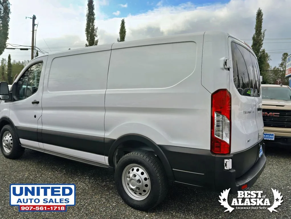 Ford Transit-150 photo 24