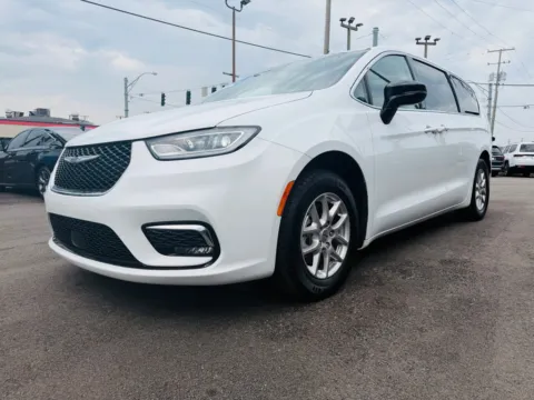 More photos of 2024 CHRYSLER PACIFICA TOURING L at Pro Auto Finance Highland, IN