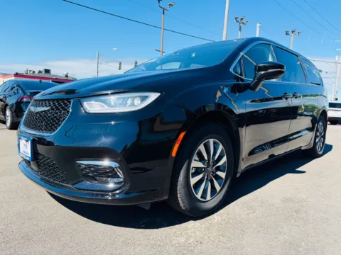 More photos of 2024 CHRYSLER PACIFICA PLUG-I SELECT at Pro Auto Finance Highland, IN