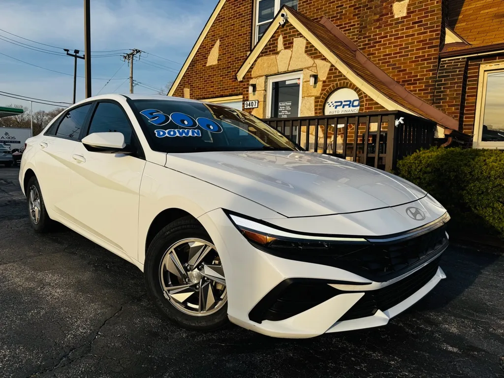 White 2025 HYUNDAI ELANTRA SE for sale in Highland, IN