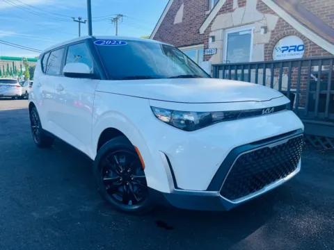 White 2023 KIA SOUL LX for sale in Highland, IN