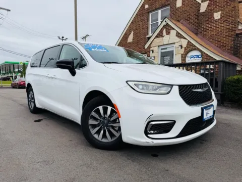 White 2024 CHRYSLER PACIFICA PLUG-I SELECT for sale in Highland, IN