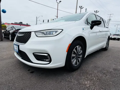 More photos of 2024 CHRYSLER PACIFICA PLUG-I SELECT at Pro Auto Finance Highland, IN