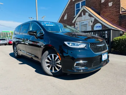 Black 2024 CHRYSLER PACIFICA PLUG-I SELECT for sale in Highland, IN