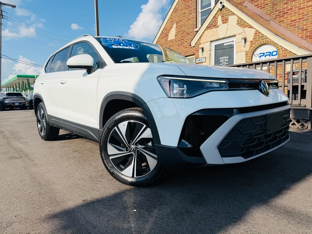 White 2025 VOLKSWAGEN TAOS SE 4MOTION for sale in Highland, IN