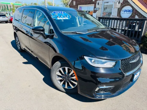 Photos of 2024 CHRYSLER PACIFICA PLUG-I SELECT for sale in Highland, IN at Pro Auto Finance Highland