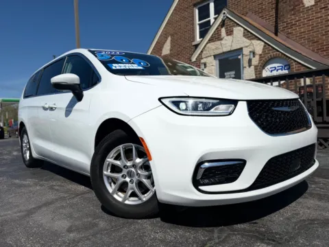 White 2023 CHRYSLER PACIFICA TOURING L for sale in Highland, IN