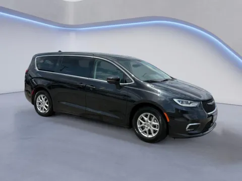 Black 2023 Chrysler Pacifica Touring L for sale in Alcoa, TN