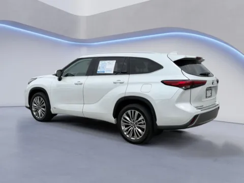 More photos of 2022 Toyota Highlander Hybrid Platinum at Airport Honda, TN