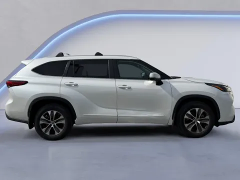 Photos of 2023 Toyota Highlander XLE for sale in Alcoa, TN at Airport Honda