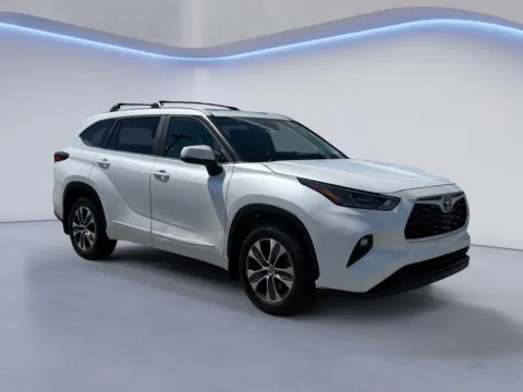 White 2023 Toyota Highlander XLE for sale in Alcoa, TN
