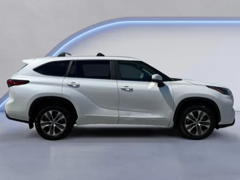 Photos of 2023 Toyota Highlander XLE for sale in Alcoa, TN at Airport Honda