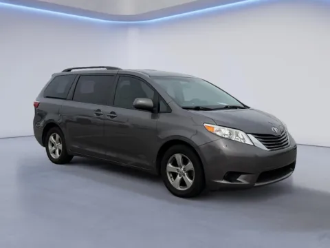 Gray 2017 TOYOTA Sienna LE 8-Passenger for sale in Alcoa, TN