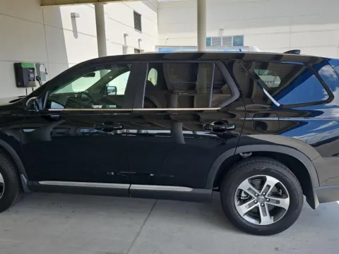 Photos of 2025 Honda Pilot EX-L for sale in Alcoa, TN at Airport Honda