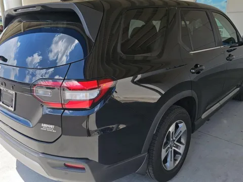 More photos of 2025 Honda Pilot EX-L at Airport Honda, TN