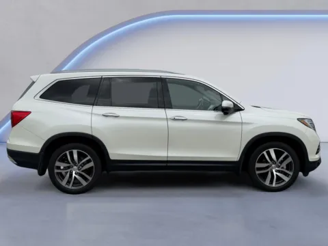Photos of 2017 Honda Pilot Touring for sale in Alcoa, TN at Airport Honda