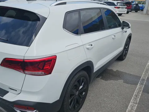 More photos of 2022 Volkswagen Taos SEL at Airport Honda, TN