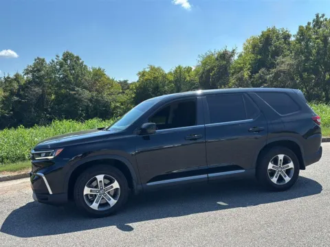 Photos of 2025 Honda Pilot EX-L for sale in Alcoa, TN at Airport Honda