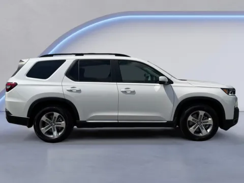 Photos of 2026 Honda Pilot EX-L for sale in Alcoa, TN at Airport Honda