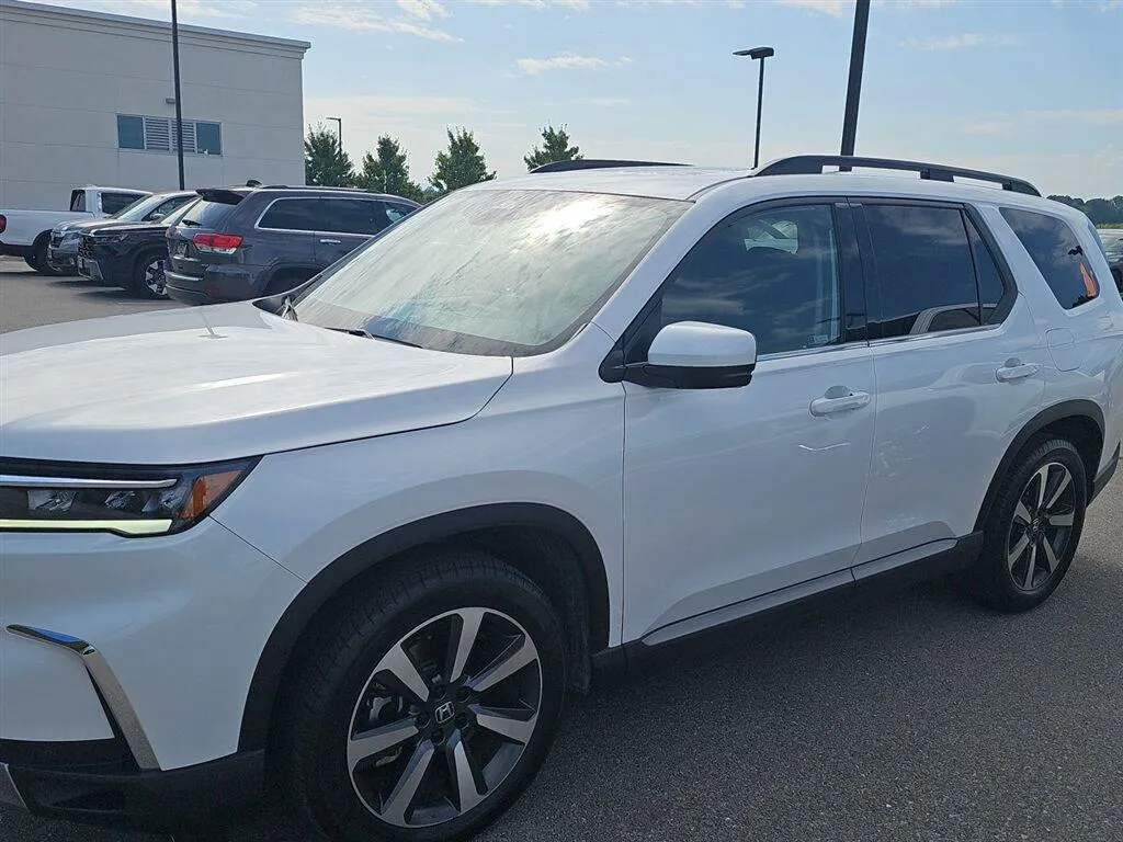 White 2024 Honda Pilot Touring for sale in Alcoa, TN