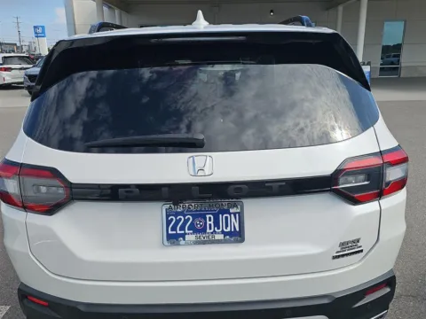 More photos of 2024 Honda Pilot Touring at Airport Honda, TN