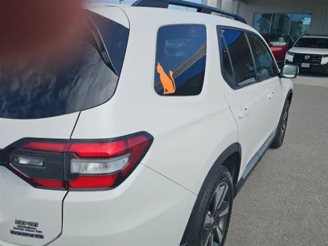 More photos of 2024 Honda Pilot Touring at Airport Honda, TN