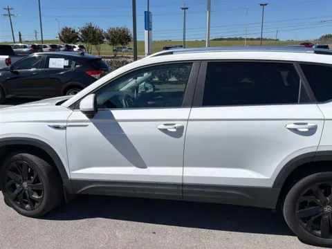 Photos of 2022 Volkswagen Taos SE for sale in Alcoa, TN at Airport Honda