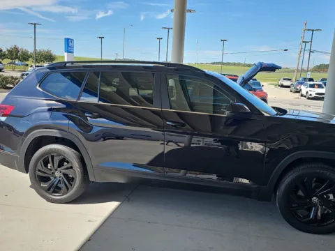 More photos of 2023 Volkswagen Atlas 3.6L V6 SE w/Technology at Airport Honda, TN