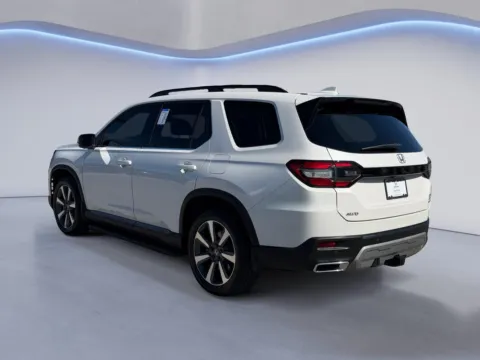 More photos of 2025 Honda Pilot Elite at Airport Honda, TN