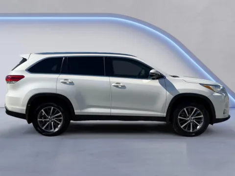 Photos of 2019 Toyota Highlander XLE for sale in Alcoa, TN at Airport Honda