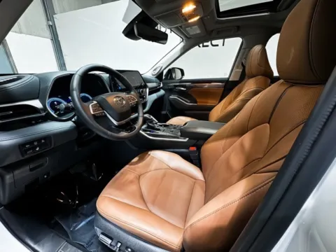 Photos of 2025 Toyota Highlander Hybrid Limited 25th Edition for sale in Carmel, IN at Indy Wholesale Direct